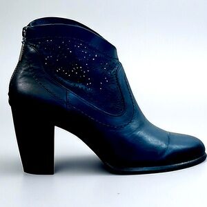 UGG Charlotte Perferated Ankle Boots 7.5
Black Leather Back Zipper Stacked Heel